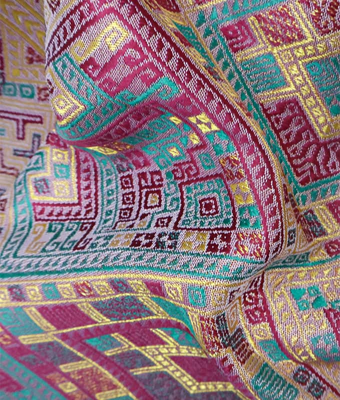 Tecido Jacquard de poliéster semelhante a seda para Thai Pha Sinh Sarong